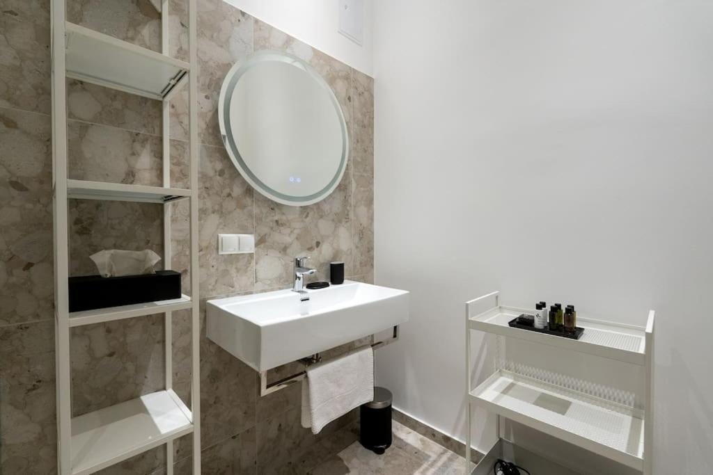 Artful 1Br Suite, City Nearby By Hm Вена Экстерьер фото