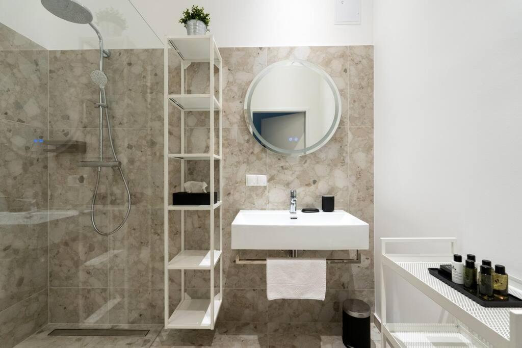 Artful 1Br Suite, City Nearby By Hm Вена Экстерьер фото