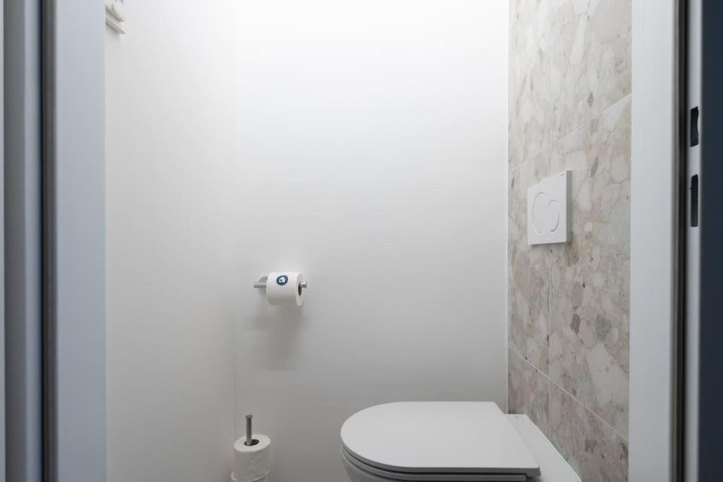 Artful 1Br Suite, City Nearby By Hm Вена Экстерьер фото